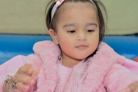 by Eli Matos clica Ramona que fez dois anos e está com um vestido cor de rosa'