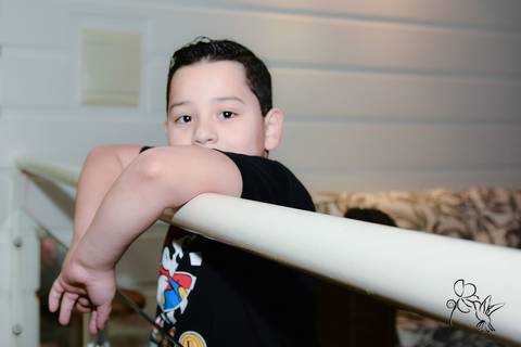 Victor em pé apoiado no corre mão da escada, clique de by Eli Matos'