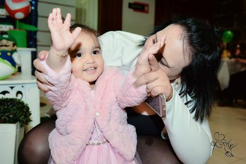 Mãe sorri com sua filha e abre os braços alegremente, clique de by Eli Matos'