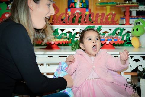 Ramona de dois anos faz cara de surpresa e abre muito a boca ao ver o presente que ganhou, by Eli Matos clicando tudo'