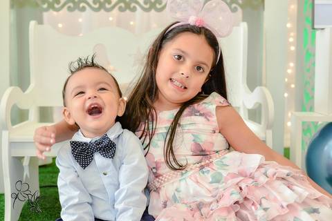 by Eli Matos, clica irmãos sorrindo alegremente;.'