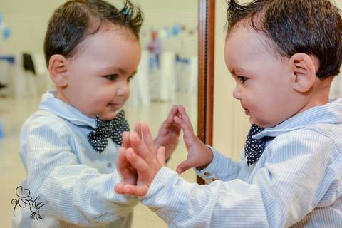 Eduardo, um ano, se olha no espelho admirado,  by Eli Matos clicou esse momento único.'