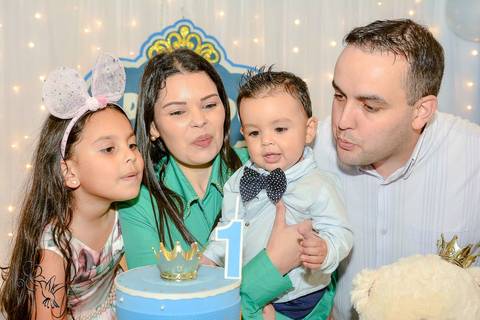Pais, irma e Eduardo sopram a vela do seu bolo de um ano, no registro de by Eli Matos.'