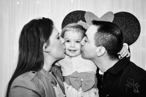 Pais beijam a Isadora no rosto a menininha sorri alegremente, foto em P&B,  by Eli Matos registrou'