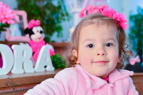 Isadora de dois anos sorri na sua festa,  by Eli Matos registrou'