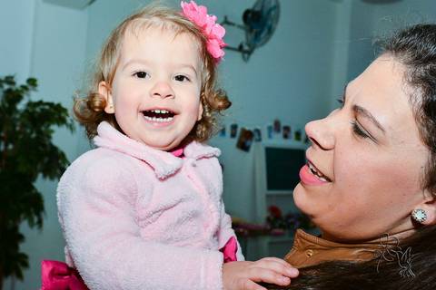 Mãe e filha sorriem na festa de  dois anos da menina, toda vestida de rosa,  by Eli Matos clicou'