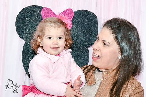 Mãe e filha sorriem na festa de dois aninhos da menina, toda vestida de rosa,  by Eli Matos clicou'