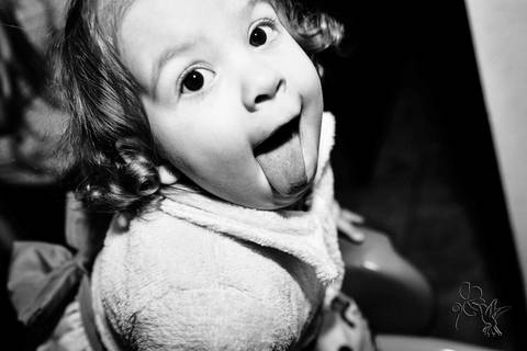 Isadora com a língua de fora, foto em P&B  de by Eli Matos'