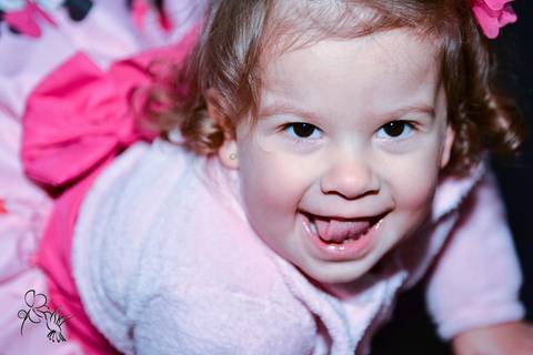 Isadora com a língua de fora, foto colorida de by Eli Matos'