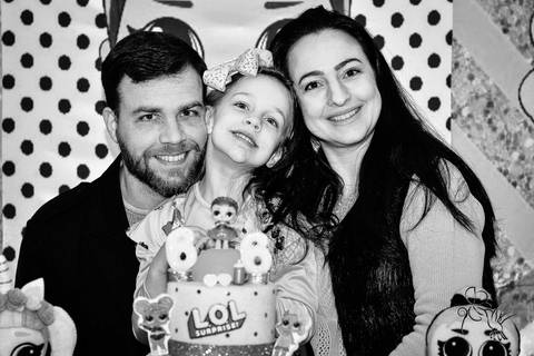 Pais da Lara, todos felizes no aniversário de 6 anos da pequena. by Eli Matos, registrou '