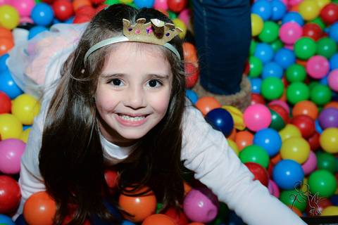 Marília, em momento de diversão na piscina de bolinhas na sua festa de 6 anos, no clique de by Eli Matos'