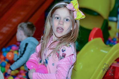 Lara em momento de diversão na sua festa de 6 anos, no clique de by Eli Matos'