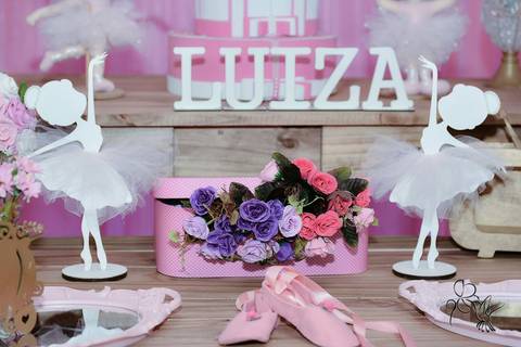 Detalhe  do painel principal com o tema bailarina, na festa da Luiza que fez um ano, no clique de by Eli Matos'