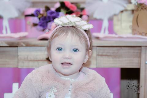 No clique de by Eli Matos, a pequena Luiza de um ano sorri, toda vestida de rosa.'