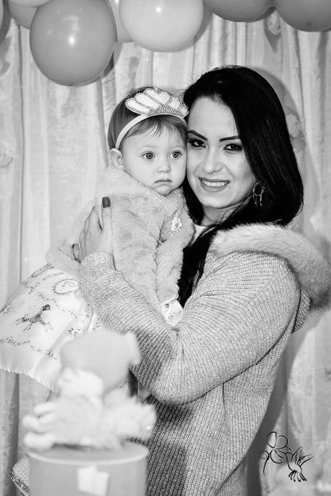 Foto em P&B de mãe e filha, registro de by Eli Matos'