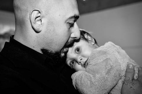 Foto em P&B de pai e filha, registro de by Eli Mato'