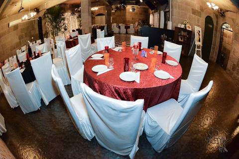 mesas decoradas para a festa da Emily, nas cores branco e marsala, no clique da by Eli Matos.'