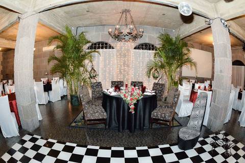 Vista da mesa principal nas cores cinza e vermelho, festa da emily, by Eli Matos quem registrou'