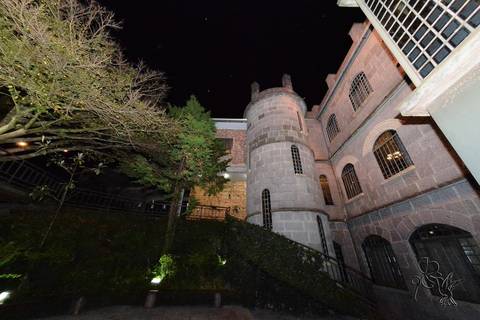Vista da parte de fora do salão de festa que simula um castelo, no cliue de by Eli Matos'