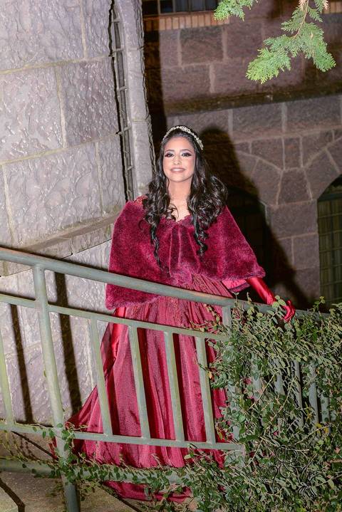 Moça sobe escada na sua festa de 15 anos com vestido marsala, clique de by Eli Matos'