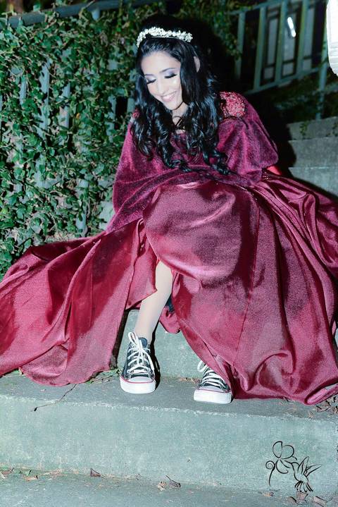 Emily na sua festa de 15 anos num lindo vestido marsala e tênis All star, no clique de by Eli Matos'