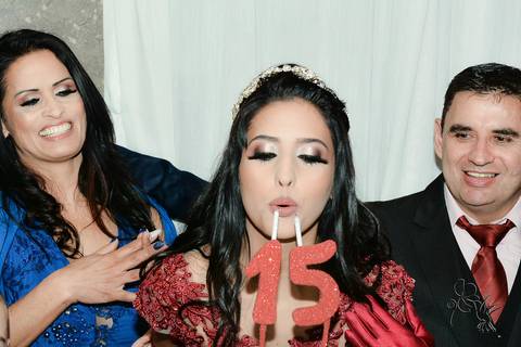 Moça de 15 anos sopra sua vela de aniversário. No clique de By Eli Matos'