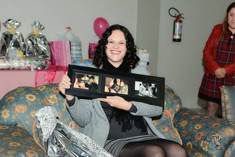 No clique de by Ely Matos, grávida abre seus presentes no chá de fraldas.'