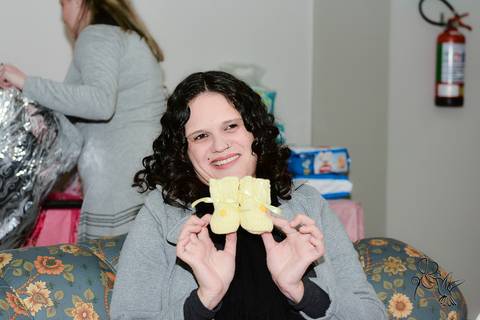 No clique de by Ely Matos, grávida abre seus presentes no chá de fraldas.'