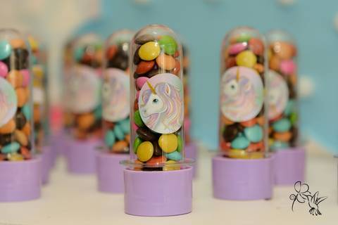by Eli matos clica as lembrancinhas de festa infantil no tema unicórnio com docinhos coloridos num tubete'