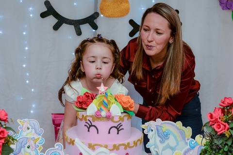 O momento de soprar a velinha no aniversário da Helen, clique de by Eli Matos'