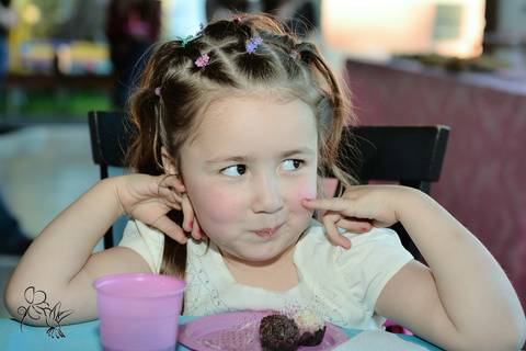 Helen fez 4 anos  com muitas poses para a fotógrafa by Eli Matos'