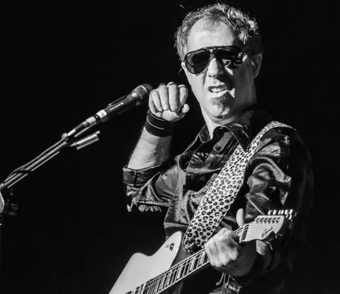 e fazendo cara de guitarrista'
