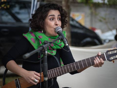 Gabi Buarque, RJ.
Dando um show na feira de Lumiar.'