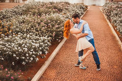 ensaio de casal - praça dos cristais - fotografia de ruiva  - flores '
