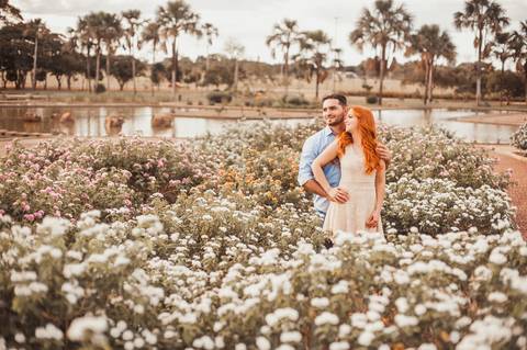 ensaio de casal - praça dos cristais - fotografia de ruiva  - flores '