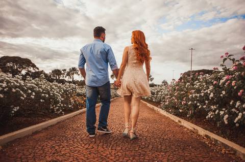 ensaio de casal - praça dos cristais - fotografia de ruiva  - flores '