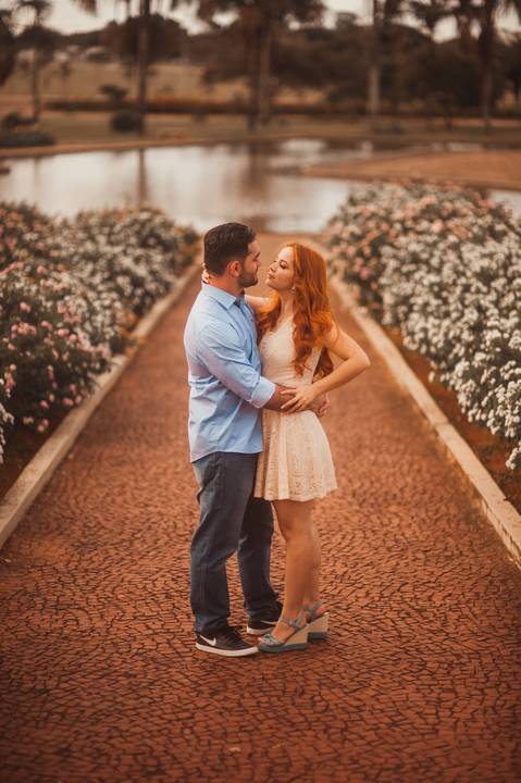 ensaio de casal - praça dos cristais - fotografia de ruiva - flores '