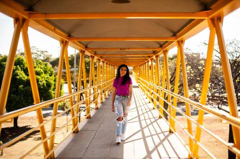 menina na  passarela - andando  - cabelo cacheado - calça  jeans clara  blusa rosa pink - ensaio fotografico de 15 anos  -  15 anos - 15 anos Fernanda '