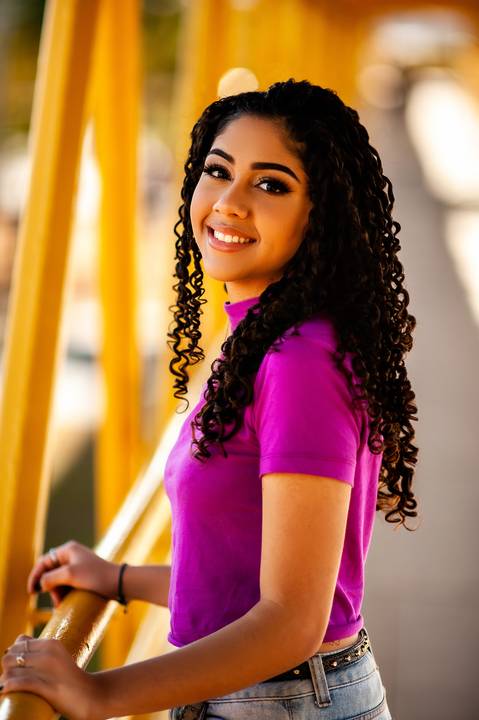 menina na  passarela - andando  - cabelo cacheado - calça  jeans clara  blusa rosa pink - ensaio fotografico de 15 anos  -  15 anos - 15 anos Fernanda '