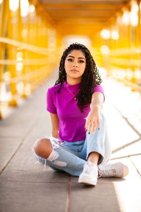 menina na  passarela - andando  - cabelo cacheado - calça  jeans clara  blusa rosa pink - ensaio fotografico de 15 anos  -  15 anos - 15 anos Fernanda '