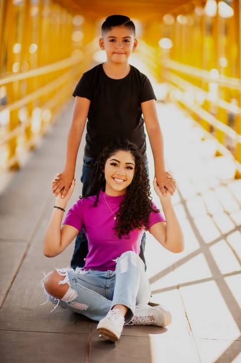 menina na  passarela - andando  - cabelo cacheado - calça  jeans clara  blusa rosa pink - ensaio fotografico de 15 anos  -  15 anos - 15 anos Fernanda '