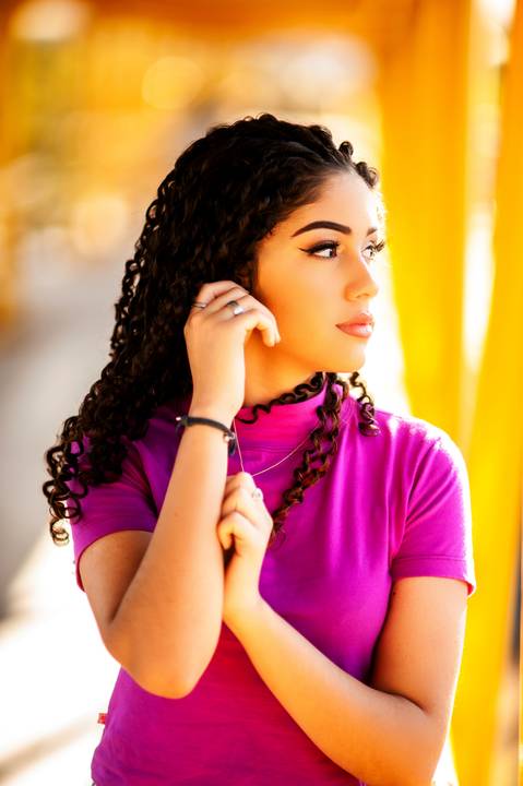 menina na  passarela - andando  - cabelo cacheado - calça  jeans clara  blusa rosa pink - ensaio fotografico de 15 anos  -  15 anos - 15 anos Fernanda '