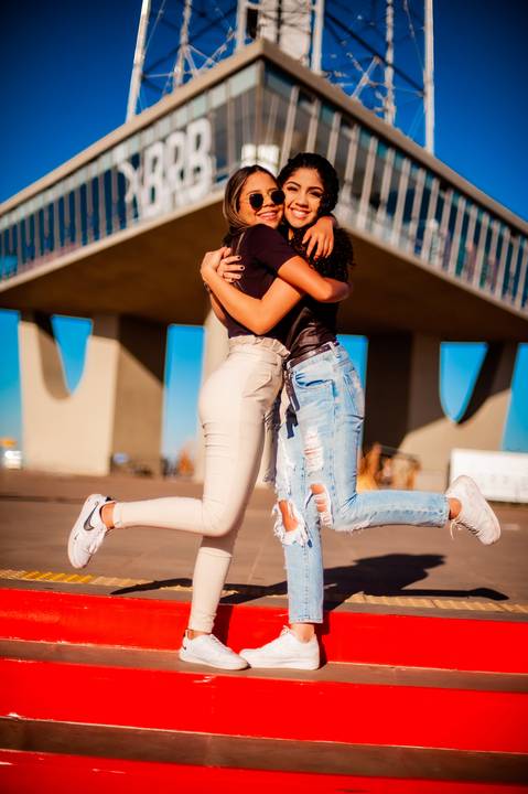 menina na  escada  rolante - sentada  - cabelo cacheado - calça  jeans clara  blusa preta  - ensaio fotografico de 15 anos  -  15 anos - 15 anos Fernanda '