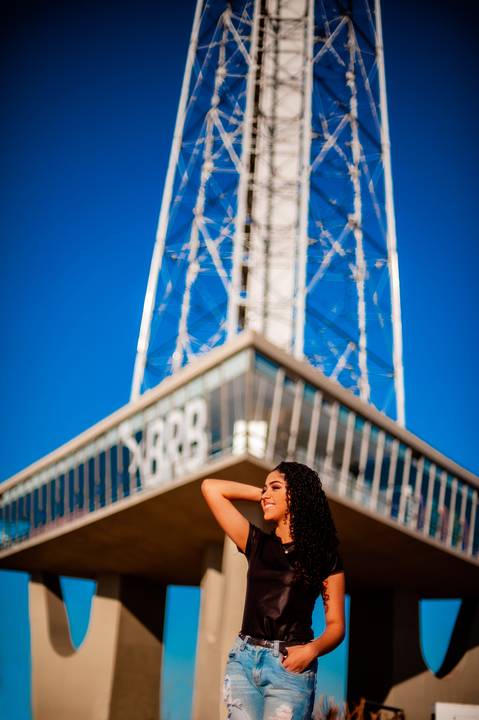 menina na  escada  rolante - sentada  - cabelo cacheado - calça  jeans clara  blusa preta  - ensaio fotografico de 15 anos  -  15 anos - 15 anos Fernanda '