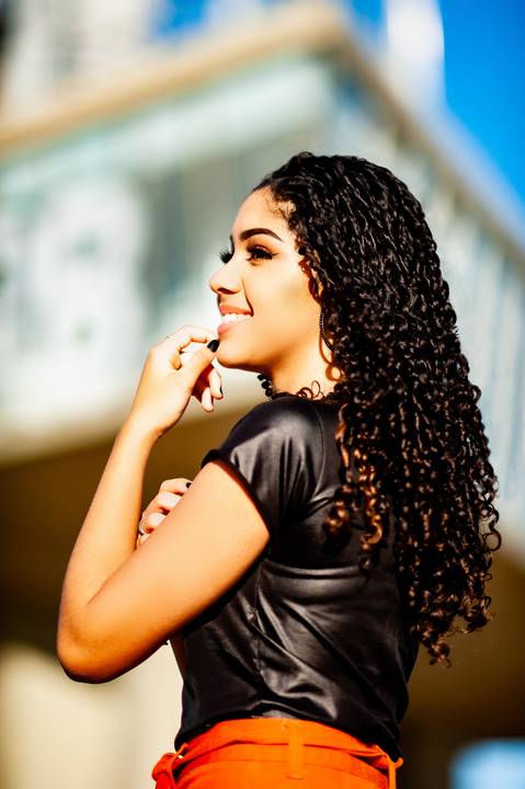 menina na  escada  rolante - sentada  - cabelo cacheado - calça  jeans clara  blusa preta  - ensaio fotografico de 15 anos  -  15 anos - 15 anos Fernanda '