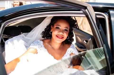 casamento igrejinha são Francisco decorada  - casamento pela manhã noiva saindo do carro '