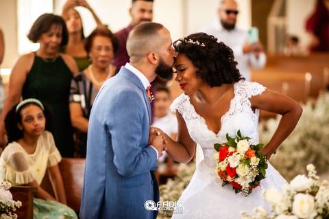 casamento igrejinha são Francisco decorada  - casamento pela manhã noivo beiajdno a te4sta da noiva '