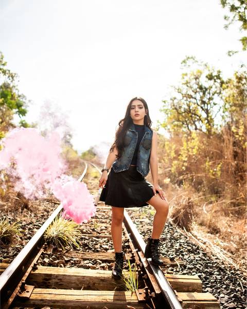 debutante  com fumaça  na linha do trem '