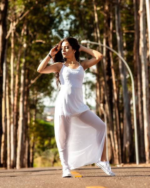 debutante  modelando com macaquinho branco '