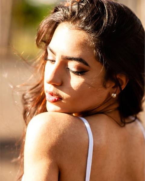 debutante  modelando com macaquinho branco '